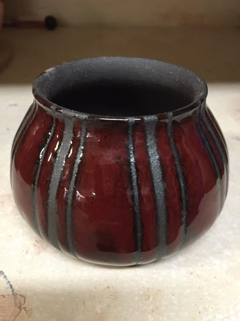 Deep Firebrick over Textured Amber Brown Glazes For Black Clay, Black Pottery Painting, Black Clay Ceramics, Dark Clay Pottery, Dark Pottery, Black Clay Pottery, Glaze Layering, Ceramics Pottery Bowls, Glazing Ideas