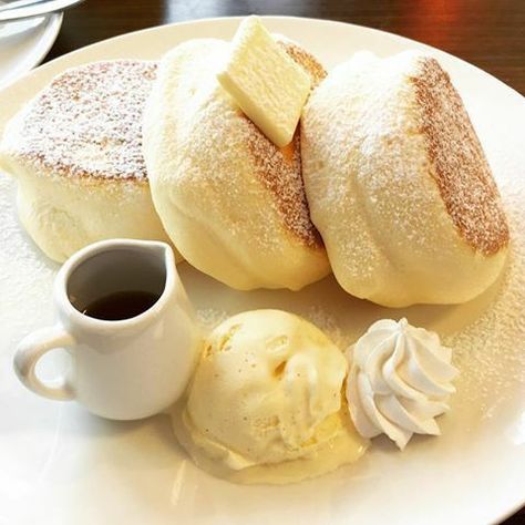 Cafe Sweets, Soufflé Pancakes, Cafe Drinks, Breakfast Aesthetic, Puddings, Cafe Food, Pretty Food, Food Cravings, I Love Food