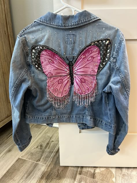 Denim Jacket Diy Paint, Diy Denim Jacket, Painted Clothes Diy, Custom Denim Jacket, Embellished Denim Jacket, Denim Art, Looks Country, Diy Jacket, Fashion Top Outfits