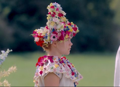 Midsommar Screencaps, Midsommar Birthday, Midsommar Party, Daisy Aesthetic, Flo Pugh, Spooky Memes, Scary Gif, May Queen, Halo Crown