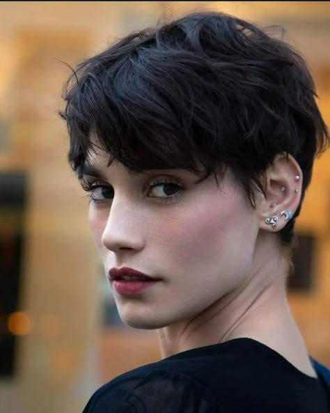 Wavy Pixie Cut, Choppy Pixie Cut, Curly Pixie Haircuts, Thick Hair Cuts, 얼굴 그리기, Really Short Hair, Short Hair Pixie Cuts, Hair Inspiration Short, Short Straight Hair