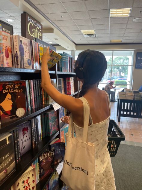 aesthetic book store downtown girl cute taylor swift headphones bookish reading Book Music Aesthetic, Taylor Swift Headphones, Headphone Girl Aesthetic, People Reading Books Aesthetic, Bookish Girl Aesthetic, Taylor Swift Reading, Aesthetic Book Store, Smart Girl Aesthetic, Autumn Library