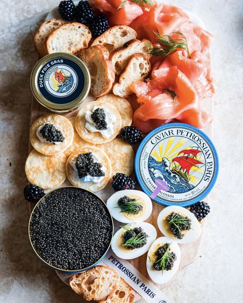 Charcuterie Board With Caviar, Caviar Board Ideas, Caviar Party Ideas, Caviar Charcuterie Board, Caviar Platter, Caviar Serving Ideas, Caviar Board, Caviar Aesthetic, Caviar Tasting