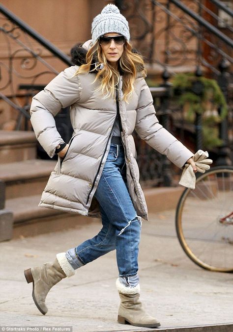 Mom on the run: Parker teamed her look with boots and ripped jeans along with a large pair of sunglasses Best Parka, Sarah Jessica Parker Style, Coats Fashion, Parka Women, Fashion Corner, Rick Ross, City Outfits, Women Coats, Winter Parka