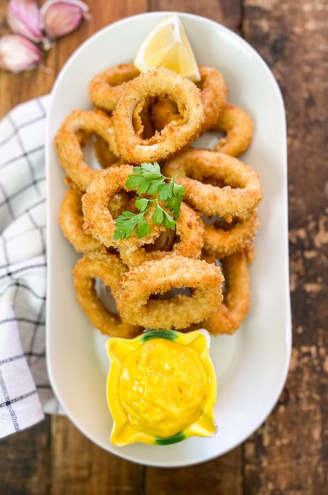 Restaurant-Style Fried Calamari at Home | Calamares Fritos Recipe Fritos Recipe, Frito Recipe, Vegan Frittata, Best Appetizers Ever, Recipe Inspirations, Homemade Appetizer, Onion Ring, Fish Restaurant, Food Pic