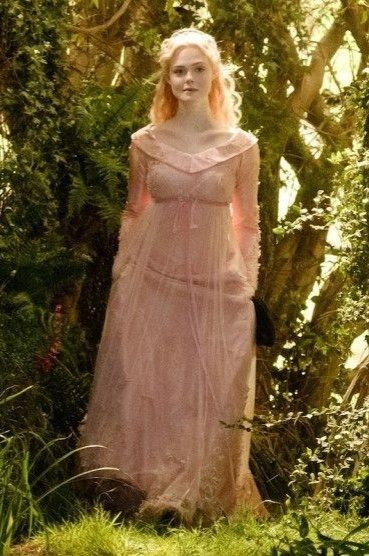 Aurora (Elle Fanning) Aurora Elle Fanning, Elle Fanning Maleficent, Maleficent Dress, Maleficent Aurora, Aurora Costume, Elle Fanning Style, Era Victoria, Aurora Dress, Michelle Pfeiffer