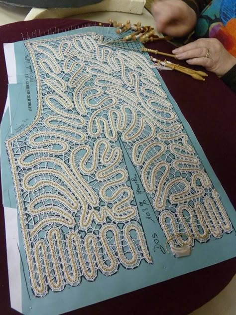 Romanian Lace, Bruges Lace, Irish Crochet Motifs, Bobbin Lacemaking, Irish Crochet Patterns, Bobbin Lace Patterns, Form Crochet, Crochet Lace Pattern, Point Lace