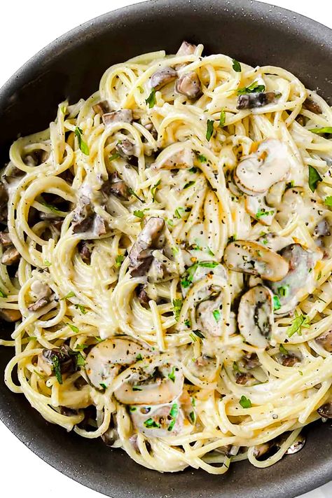 This easy homemade recipe for Creamy Mushroom Spaghetti creates you a luxuriously satisfying dinner the whole family will love, whip it up in no time #creamymushroomspaghetti #ErrensKitchen Cream Of Mushroom Spaghetti, Spaghetti Mushroom Recipe, Mushroom Spaghetti Recipes, Creamy Mushroom Spaghetti, Mushroom Spaghetti Sauce, American Meals, Mushrooms Pasta, Pasta One Pot, Mushroom Spaghetti