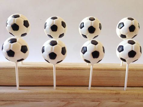 Etsy Find- Soccer Ball Lollipops Soccer Ball Cake Pops, Soccer Cake Pops, Basketball Cake Pops, Football Cake Pops, Soccer Party Ideas, Football Themed Cakes, Soccer Ball Cake, Cake Pop Tutorial, Soccer Birthday Party