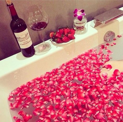 Luxury Tumblr, Romantic Room, Flower Bath, Romantic Ideas, Relaxing Bath, Bubble Bath, Better Skin, Date Ideas, Love Is In The Air