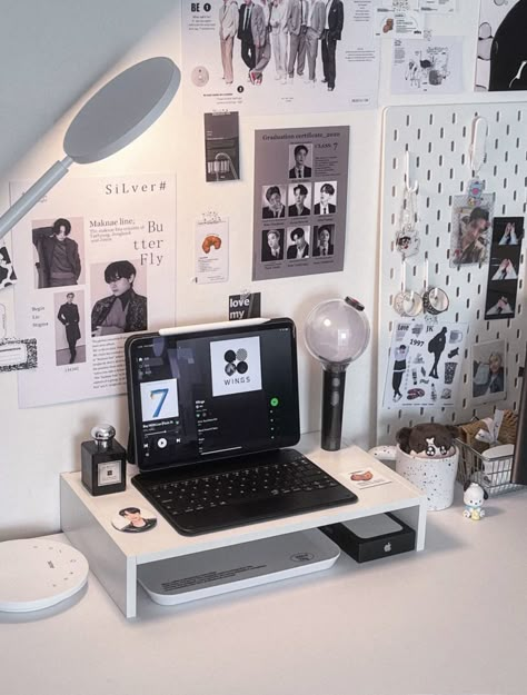 Clear White Board Calendar, Aesthetic Kpop Desk Setup, Kpop Room Aesthetic Desk, Desk Inspo Aesthetic Minimalist, Kpop Study Desk, Desk Organization Aesthetic, Desk Inspo Aesthetic, Black And White Room Decor, Army Room Decor