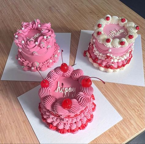 4 Inch Cakes, Mini Valentine Cakes, Bolo Vintage, Ugly Cakes, Fake Cakes, Bento Cakes, Minnie Cake, Pink Birthday Cakes, Vintage Cakes