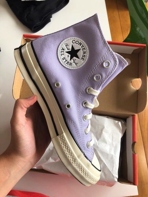 Purple Sneakers Aesthetic, Winter Shoes Aesthetic, Lilac Converse, Converse Bleu, Converse Haute, Rockstar Gf Aesthetic, Gf Aesthetic, Aesthetic Downtown Girl, Sneakers Aesthetic