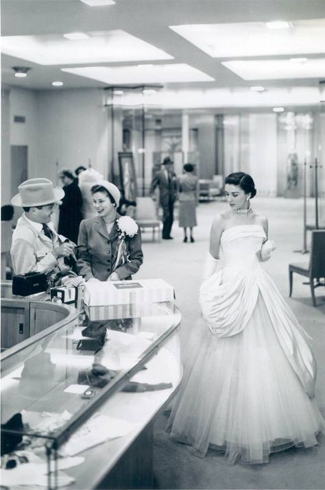 A model shows off the latest fashion at the Neiman Marcus Dallas flagship in the early 1950s Photo via Neiman Marcus / Courtesy of The Dallas Morning News Fashion 1950s Style, 50s Women, Southern Heritage, Southern Fashion, Retro Pictures, Fashion 1950s, Pin Ups, At The Store, Va Va Voom