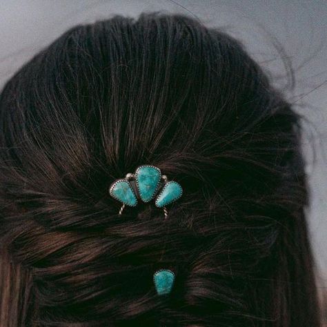 CH Designs Custom Jewelry on Instagram: "The most dreamy bridal hair 🤍 ———- Message or email for bridal jewelry such as hair pins, earrings and other accessories! - - - - #silversmith #silversmithing #silversmiths #handmadejewelry #turquoise #turquoisejewelry #westernfashion #westernstyle #rodeofashion #rodeostyle #southwesternstyle #southwesternjewelry #cowgirlmagazine #cowboy #cowboymama #cowgirl #cowgirlmama #ranchwife #ranchlife #ranching #ranchstyle" Turquoise Jewelry Wedding Dress, Turquoise Hair Pin Wedding, Bridal Turquoise Jewelry, Turquoise Wedding Jewelry Brides, Western Bridal Jewelry, Western Wedding Jewelry Brides, Turquoise Bridal Jewelry, Turquoise Hair Pin, Western Hair Accessories