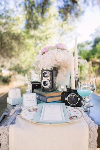 Neat wedding centrepiece with a vintage camera. Flower Table Centerpieces, Homemade Centerpieces, Wedding Flower Table Decorations, Camera Wedding, Fall Wedding Table Decor, Wedding Locations California, Flower Table Decorations, Cheap Wedding Centerpieces, Fall Wedding Tables