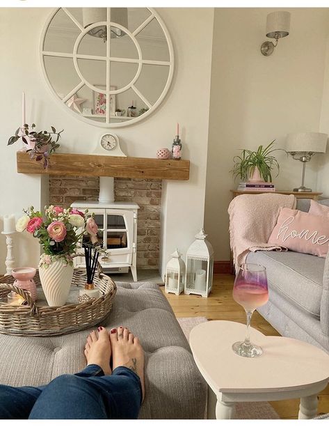 Cosy Vintage Living Room, Vintage Living Room Ideas, Chill Rooms, Cottage House Interior, Cream Living Rooms, Snug Room, Cottage Decor Living Room, Bohemian Living Rooms, Pink Cottage