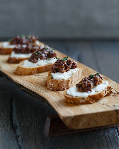 Best Crostini with Goat Cheese and Fig-Olive Tapenade Recipe Olive Tapenade Recipe, Tapenade Recipe, Cheese Crostini, Goat Cheese Crostini, New Year's Eve Appetizers, Crostini Recipes, Olive Tapenade, Roasted Pumpkin, Roast Pumpkin