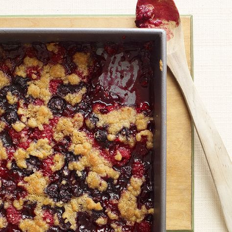 Enjoy a tasty and delicious meal with your loved ones. Learn how to make Mixed berry crumble & see the Smartpoints value of this great recipe. Mixed Berry Crumble, Berry Crumble Recipe, Weight Watcher Desserts, Berry Crumble, Clean Eating Desserts, Crumble Recipe, Weight Watchers Desserts, Köstliche Desserts, Weight Watcher Recipes