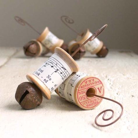 Wooden Spool Crafts, Spools Of Thread, Spool Crafts, Music Crafts, Wooden Spools, Thread Spools, Primitive Christmas, Christmas Ornament Crafts, Christmas Ornaments To Make