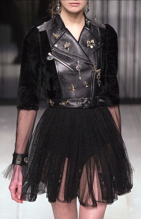 Bee Outfit, Ellie Saab, Outfit Aesthetic, Dark Fashion, Stage Outfits, Fall 2016, Looks Style, Mode Inspiration, Gotham