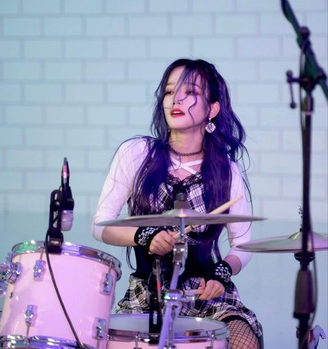 Drums Girl, Rolling Quartz, Female Drummer, 2000s Punk, Aesthetic Grunge Outfit, Riot Grrrl, Rock Groups, I'm With The Band, Character Poses