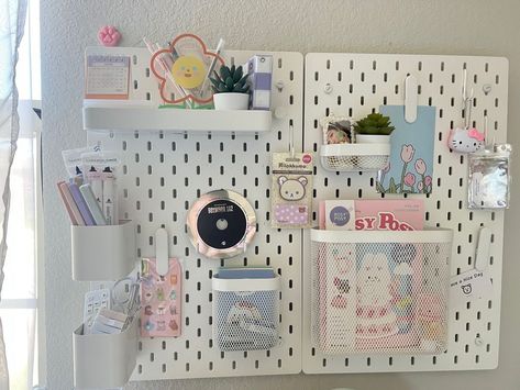 colorful pegboard idea Ikea Grid Board, Peg Board Ideas Aesthetic, Pegboard Desk Setup, Ikea Boards, Cute Pegboard, Aesthetic Pegboard, Ikea Peg Board, Skådis Ikea, Girls Bedroom Storage