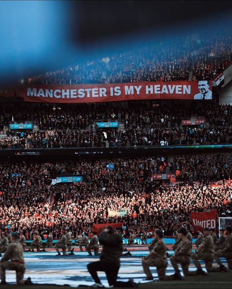 Theatre Of Dreams Old Trafford Wallpaper, Mufc Wallpaper, Manchester United Aesthetic, Man United Wallpapers, Mufc Poster, Manchester United Wallpapers, Manchester Is Red, Manchester United Retro, Nirvana Mtv