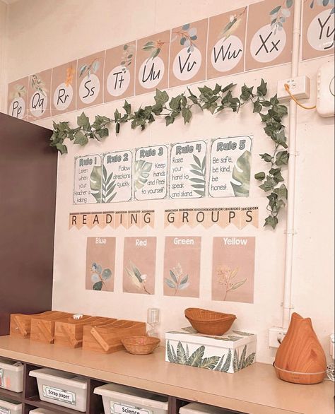 Minimal Kindergarten Classroom, Kindergarten Classroom Themes Calm, Elementary Classroom Decor Plants, Succulent Classroom, Classroom Decor Botanical, Classroom Organisation Primary, Plants Classroom, Elementary Classroom Themes, Elementary Math Classroom