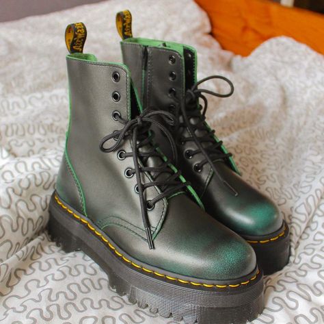 📸 #drmartens #jadon #docs #green #vintage #leather #boots #platforms #docs #docmartens #drmartensstyle #worndifferent #drmartensofficial… Unique Doc Martens, Jadon Docs, Green Doc Martens, Doc Boots, Vintage Doc Martens, Painted Boots, Platform Doc Martens, Big Boots, Vintage Leather Boots