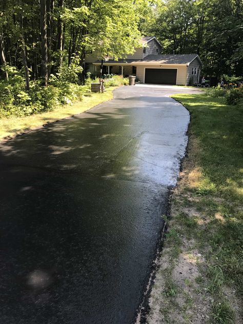 Cracked Driveway Repair, Driveway Reflector Ideas, Asphalt Driveway Ideas, Driveway Diy, Blacktop Driveway, Cement Driveway, Driveway Resurfacing, Privacy Fence Landscaping, Asphalt Repair