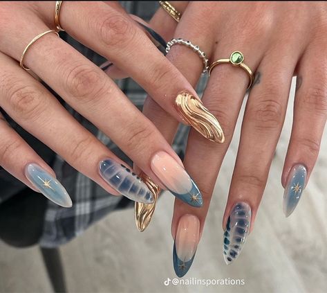 Pearl Aura Nails, Nails London Style, Avant Garde Nails Art, London Aesthetic Nails, Stiletto Nail Inspo Summer, London Nails Ideas, Almond Croc Nails, London Nails Designs, Nails For London