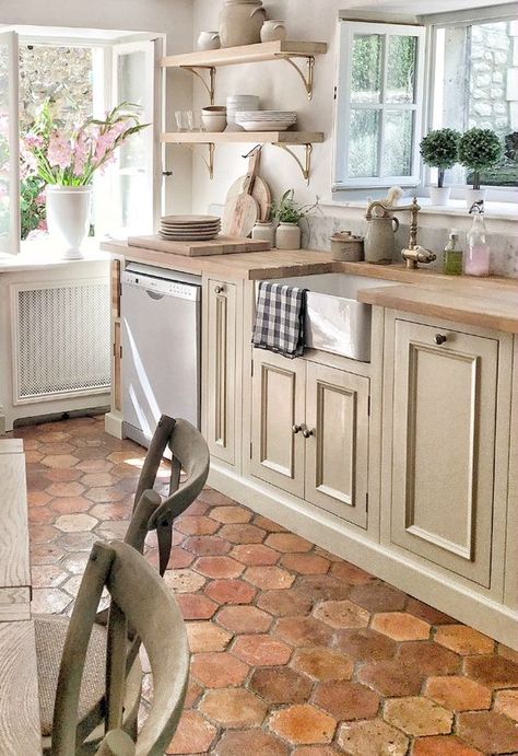 Hello Lovely Studio French Country Interiors, French Farmhouse Kitchen, Makeover Kitchen, French Farmhouse Style, Country Kitchen Designs, French Farmhouse Decor, French Country Kitchens, French Country Living Room, Beige Kitchen