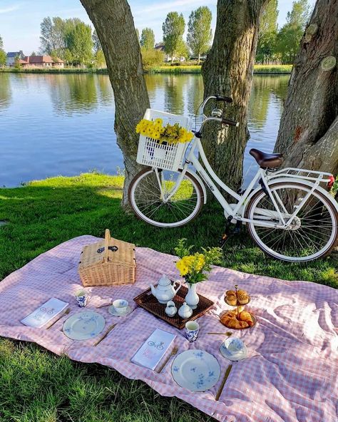 Tea Picnic, Soft Life Era, Bicycle Aesthetic, Seasons Activities, Vision Board Photos, Divine Feminine Spirituality, Vision Board Pictures, Romantic Picnics, Soft Life