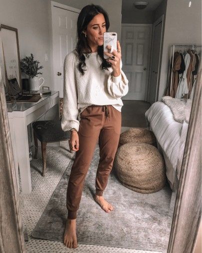 Mocha Joggers Outfit, Tan Athletic Pants Outfit, Brown Cargo Joggers Outfit, Brown Jogger Pants Outfit, Tan Joggers Outfit Women, Brown Joggers Outfit Women, Physical Therapy Outfit, Cargo Joggers Outfits Women, Brown Joggers Outfit