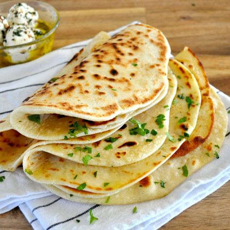 Easiest Soft Flatbread (yeast free) - this is the most effortless flatbread recipe that makes a soft, pliable bread cooked on the stove! Soft Flatbread Recipe, Soft Flatbread, Flatbread Recipe, Recipetin Eats, Flatbread Recipes, Flat Bread, Think Food, Chapati, Idee Pasto Sano