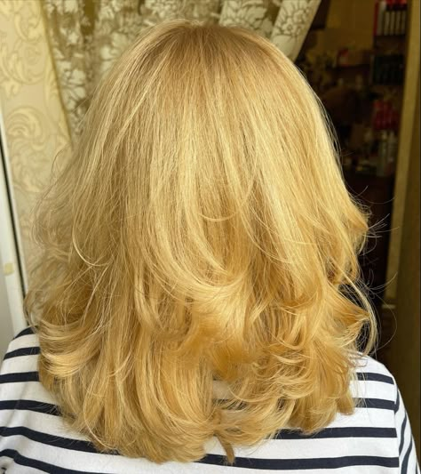 Blonde With Yellow Highlights, Light Yellow Blonde Hair, Yellow Gold Hair, Honey Blonde Hair Aesthetic, Yellowish Blonde Hair, Hair Color Ideas Golden, Golden Blonde Short Hair, Sunflower Blonde Hair, True Spring Hair