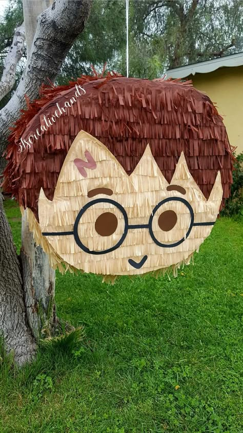 Harry Potter Pinata Diy, Harry Potter Pinata, Dementor Pinata Diy, Harry Potter Cumpleaños, Dementor Pinata, Haloween Decoracion Harry Potter, Harry Potter 1st Birthday, Snitch Pinata Harry Potter, Harry Potter Themed Birthday Party