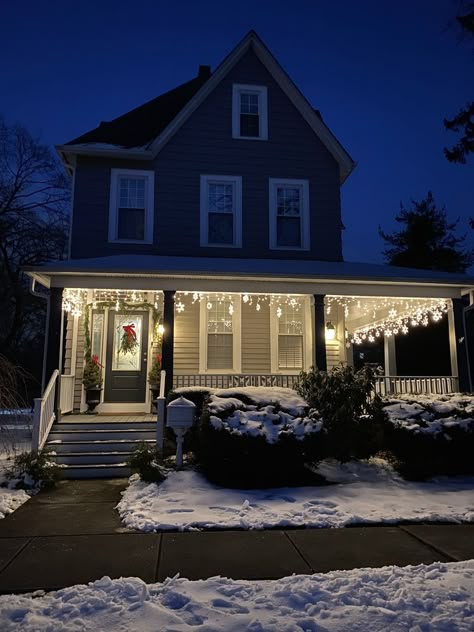 Life In Usa, Winter Vibes, Winter Aesthetic, American Dream, Christmas Winter, Front Porch, A House, Dream Life, Books Wattpad