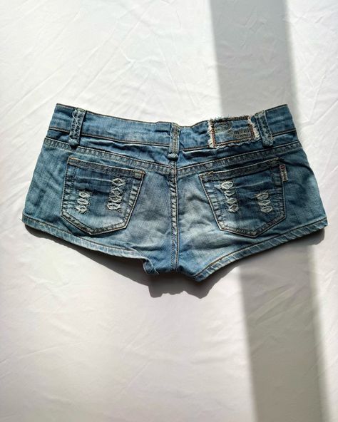 small hot pants drop 💖 XS-S for now, but will be back with other sizes soon 💋 ⓵ blue y2k denim micro shorts with low waist, waistline 38 cm, 18€ ⓶ brown grey-ish denim used look y2k micro shorts with low waist, waistline 40cm, 20€ ⓷ New Levi’s 501 cutoff shorts with high waist in gorgeous lavender color, size 25, waistline 36 cm, 35€ *DM to buy 💌 * for reference I normally wear XS and my height is 165cm * pick-up in Vienna or shipping internationally 25 Waistline, Micro Shorts, Blue Y2k, Y2k Denim, Cutoff Shorts, Fit Ideas, Levi’s 501, Lavender Color, Cut Off Shorts