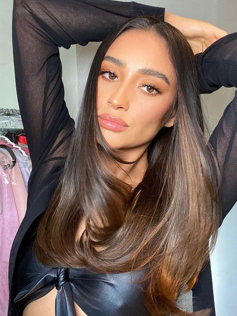 Shay Mitchell Hair, Eco Hair, Feminine Hairstyles, Curly Short, Hair Things, Hair Techniques, Brown Hair Balayage, Shay Mitchell, Coily Hair