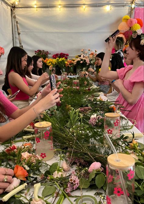 Aesthetic Birthday Party Activities, Flower Crown Party Ideas, Birthday Flower Crown, Flower Crown Birthday Party, Flower Crown Birthday, Making Flower Crowns, Flower Making Party, Flower Crown Making, Flower Crown Activity