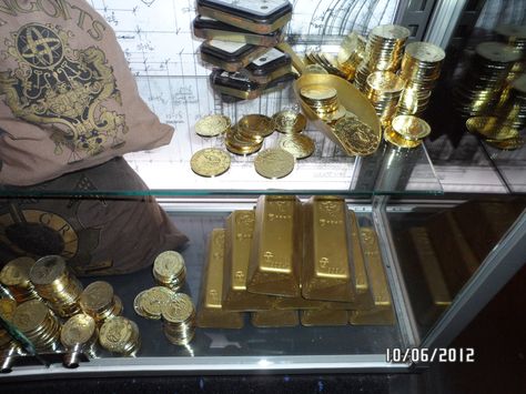 Gold bars and coins from Gringotts Bank on display at Leavesden Film Studios !!! Jack Harry, Gringotts Bank, Gold Bars, Diy Bar, Harry Potter Party, Gold Bar, On Display, Harry Potter, Bar