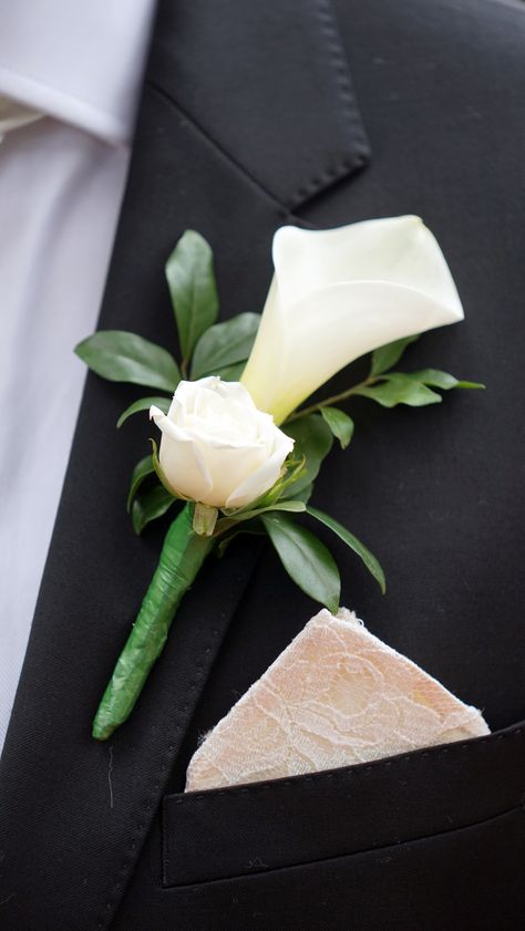 Grooms buttonhole featuring Calla Lily and Rose Calla Lily And Rose Boutonniere, Cala Lily And White Roses Bouquet, Orchid And Calla Lily Bouquet, Bridal Bouquet Calla Lily, Calla Lily Buttonhole, Calla Lilly Boutineer Ideas, Lilly Boutonniere, Boutonnière Ideas, Calla Lillies Wedding