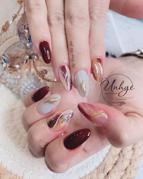 Nail Art Wedding Elegant Red, Red Nail Art Elegant, Fancy Red Nails, Nail Art Wedding Elegant, Nail Art Merah, Cny Nail Art, Kuku Wedding, Nail Art Simple Elegant, Red Marble Nails