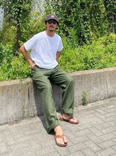 Jeans And Flip Flops Outfit, Flip Flop Outfits, Summer Outfits For Guys, Birkenstock Sandals Men, Brazil Fits, Dressing Men, Male Features, Casual Mens Outfits, Trip Fits