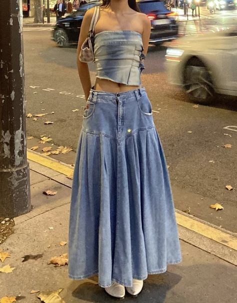 Jeans To Maxi Skirt, Diy Denim Skirt From Jeans Ideas, Diy Long Jean Skirt, Max Skirt Outfits, Aesthetic Denim Skirt Outfit, Outfits That Cover The Stomach, Long Skirt Denim, Long Denim Skirt Outfits, Bohemian Skirts Long