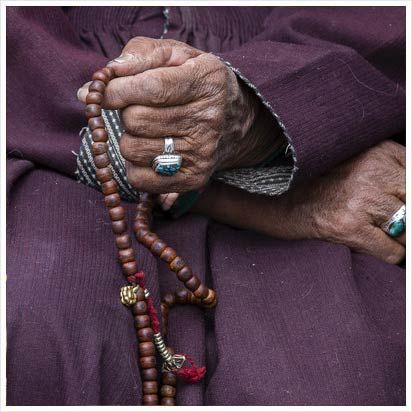 Prayer Beads Diy, Tibetan Prayer Beads, Buddhist Beads, Tibetan Mala, Buddha Beads, Buddhist Prayer, Meditation Beads, Spiritual Healing, Prayer Beads