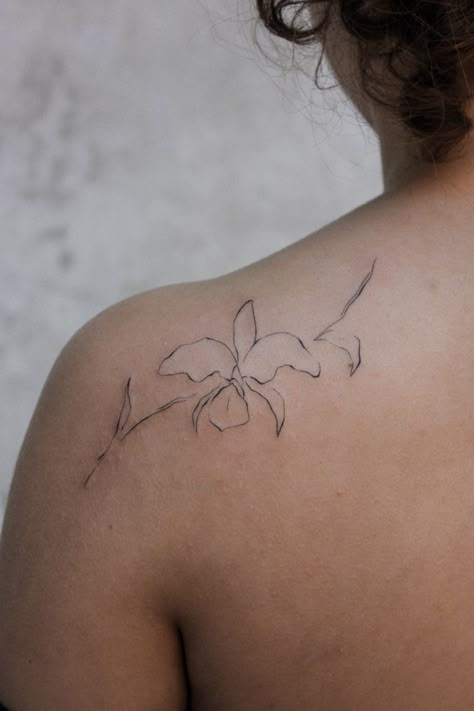 cattleya mossiae flower tattoo back small tattoo ideas aesthetic venezuela national flower orchid tattoo тату орхидеи бутон цветок орхидеи необычный на лопатке на спине небольшая татуировка идеи Orchid And Lily Bouquet Tattoo, Tulip And Orchid Bouquet Tattoo, Cattleya Trianae Orchid Tattoo, Single Orchid Tattoo, White Nun Orchid Tattoo, Amapola Tattoo Puerto Rico, Orchid Tattoo Back, Orchid Back Tattoo, Black And White Tattoos For Women