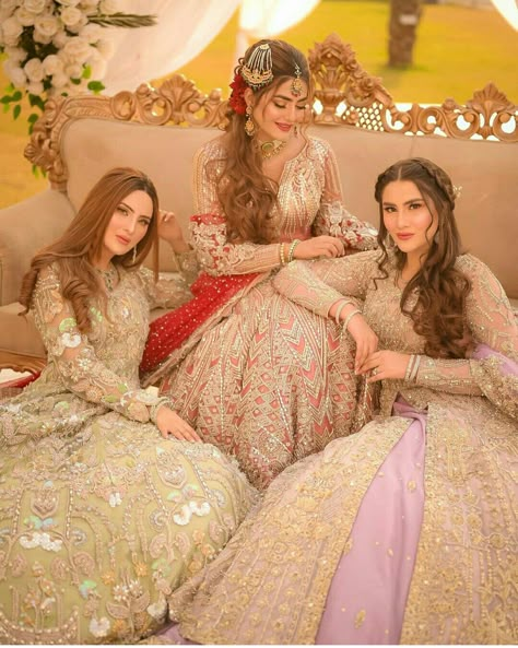 Bride Fashion Photography, Marriage Poses, Poses For Wedding, Bridesmaid Poses, Bridesmaid Photoshoot, Sisters Photoshoot Poses, Sister Poses, Bride Photos Poses, Bridal Photography Poses